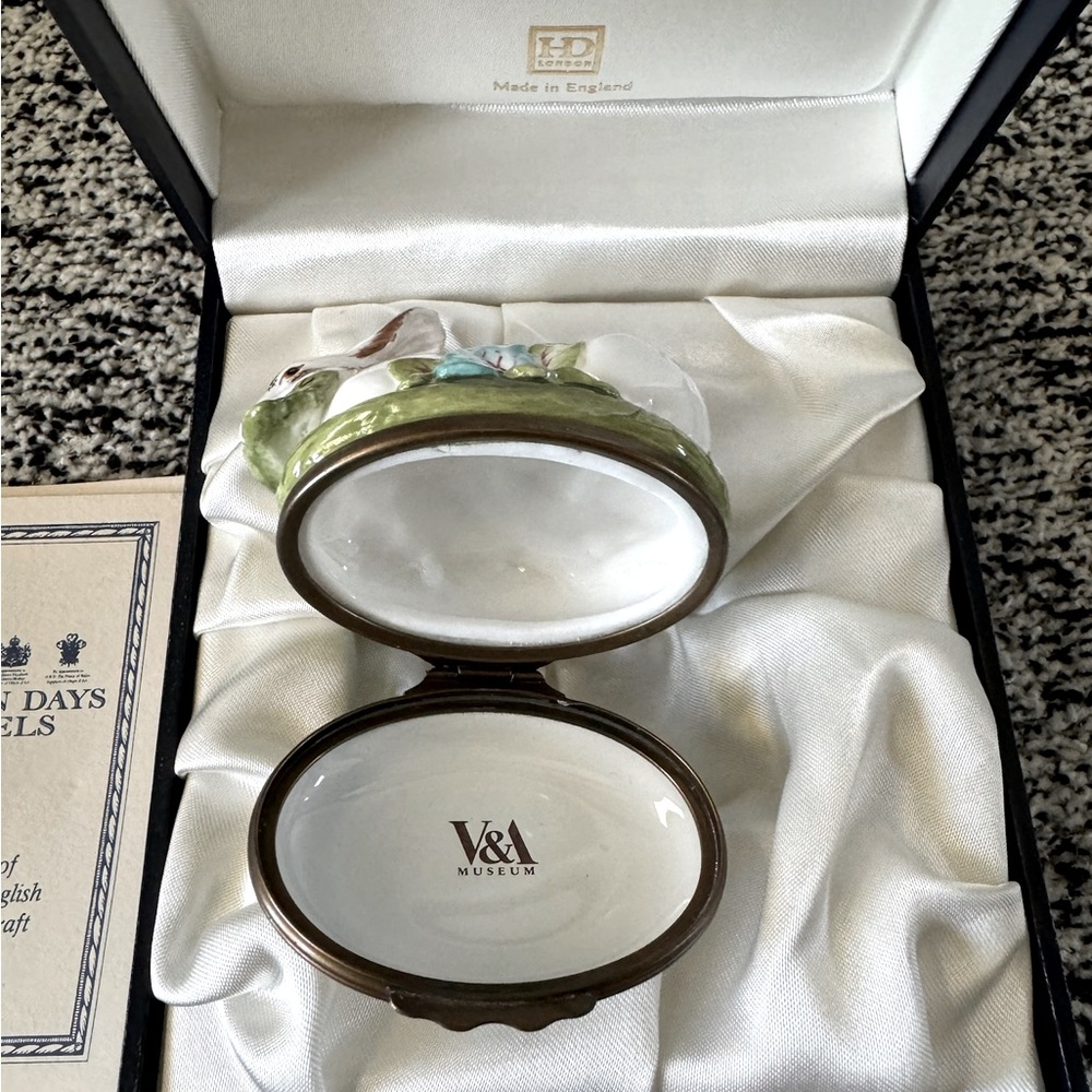 Halcyon Days Victoria & Albert Rabbit Box RARE - Picture 2 of 3
